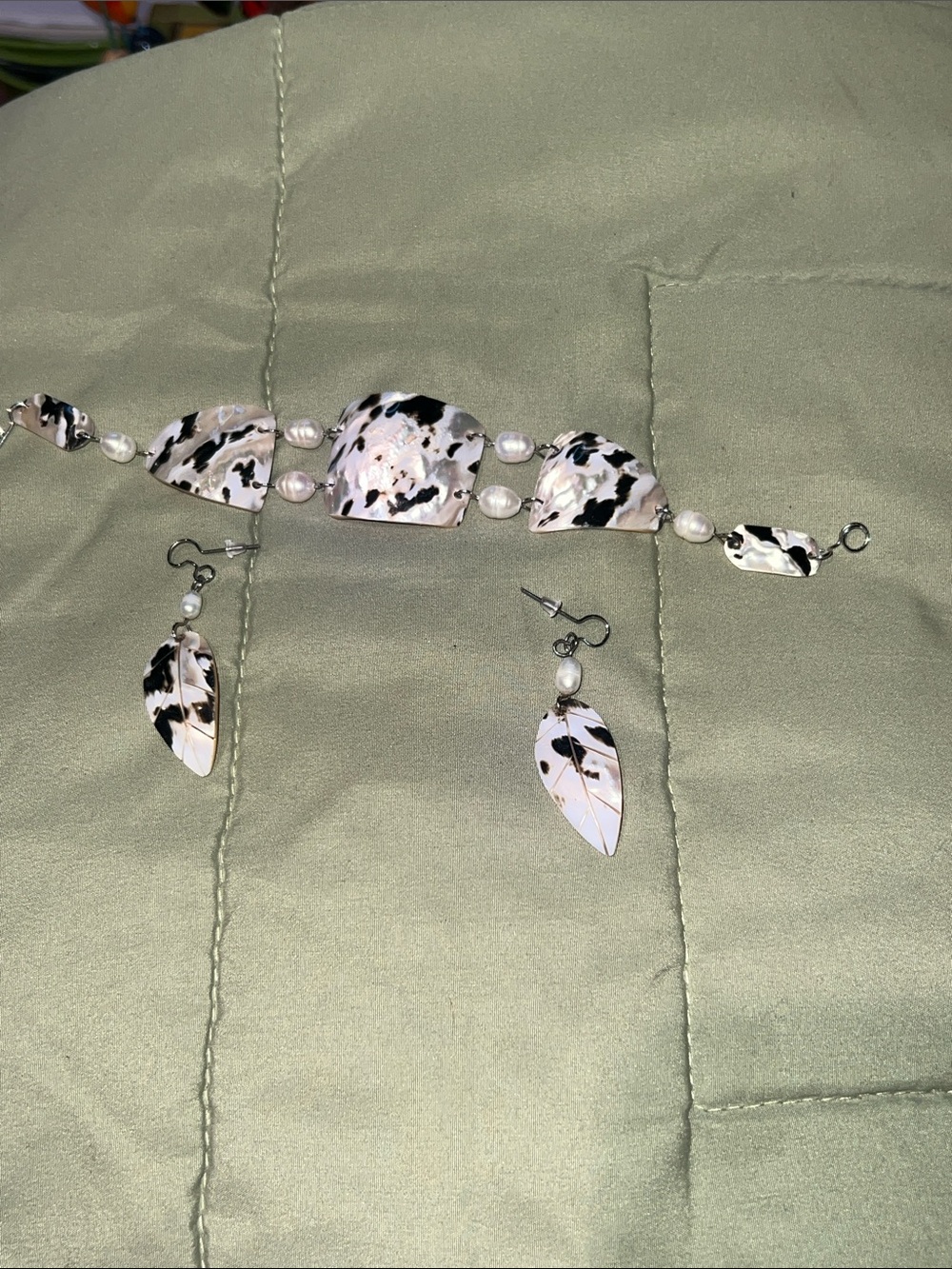 Black & White Speckled Shell Bracelet and Feather Earrings Set